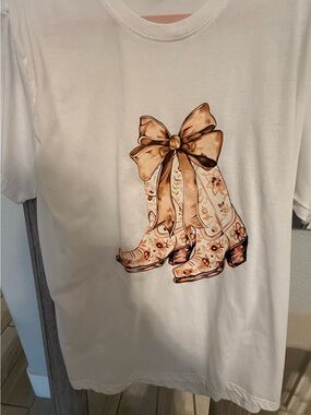White Tee with Bow & Floral Cowboy Boots Graphic size XL NEW